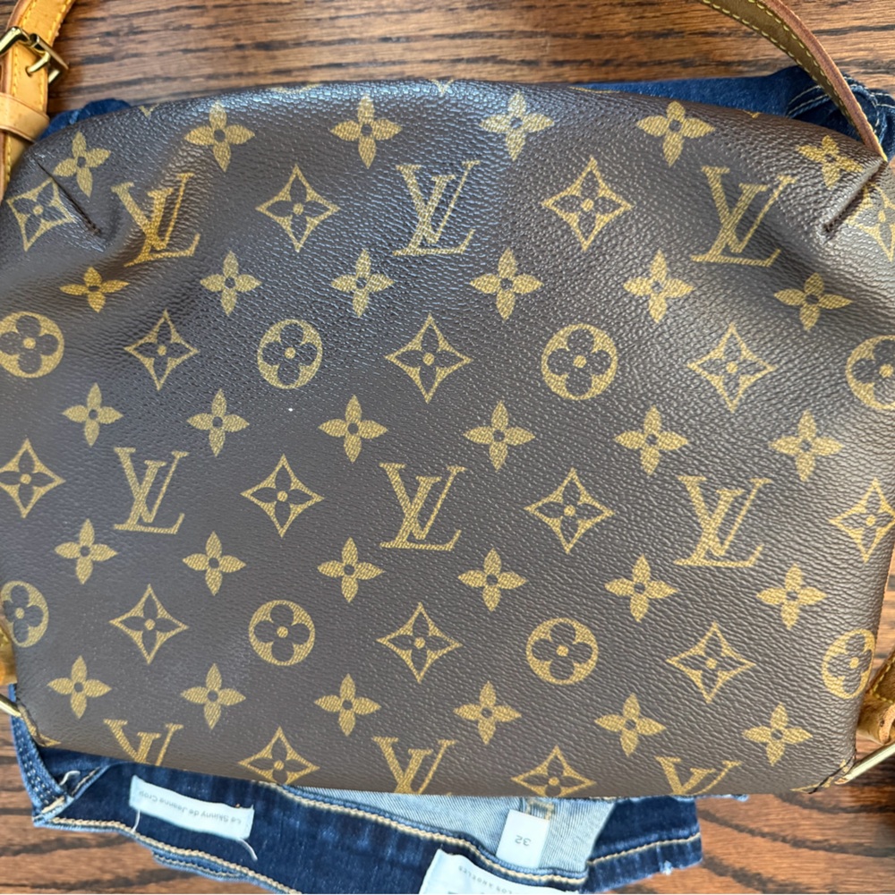 Louis Vuitton Monogram vintage shoulder Bag as shown - Picture 5 of 13